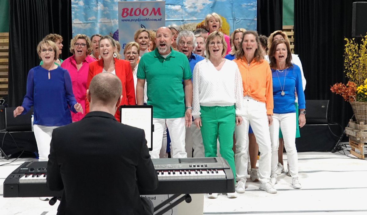 PopkoorBloom3's tweet photo. Op de laatste dag van de opbouwdagen Bloemencorso Bollenstreek mochten wij optreden tussen de prachtige praalwagens en rijk versierde luxe wagens in #Sassenheim. 

Bloom tussen de bloemen! 🎶🎵🪻🌷

https://t.co/89ineZUNWX https://t.co/inGdj1VcUa