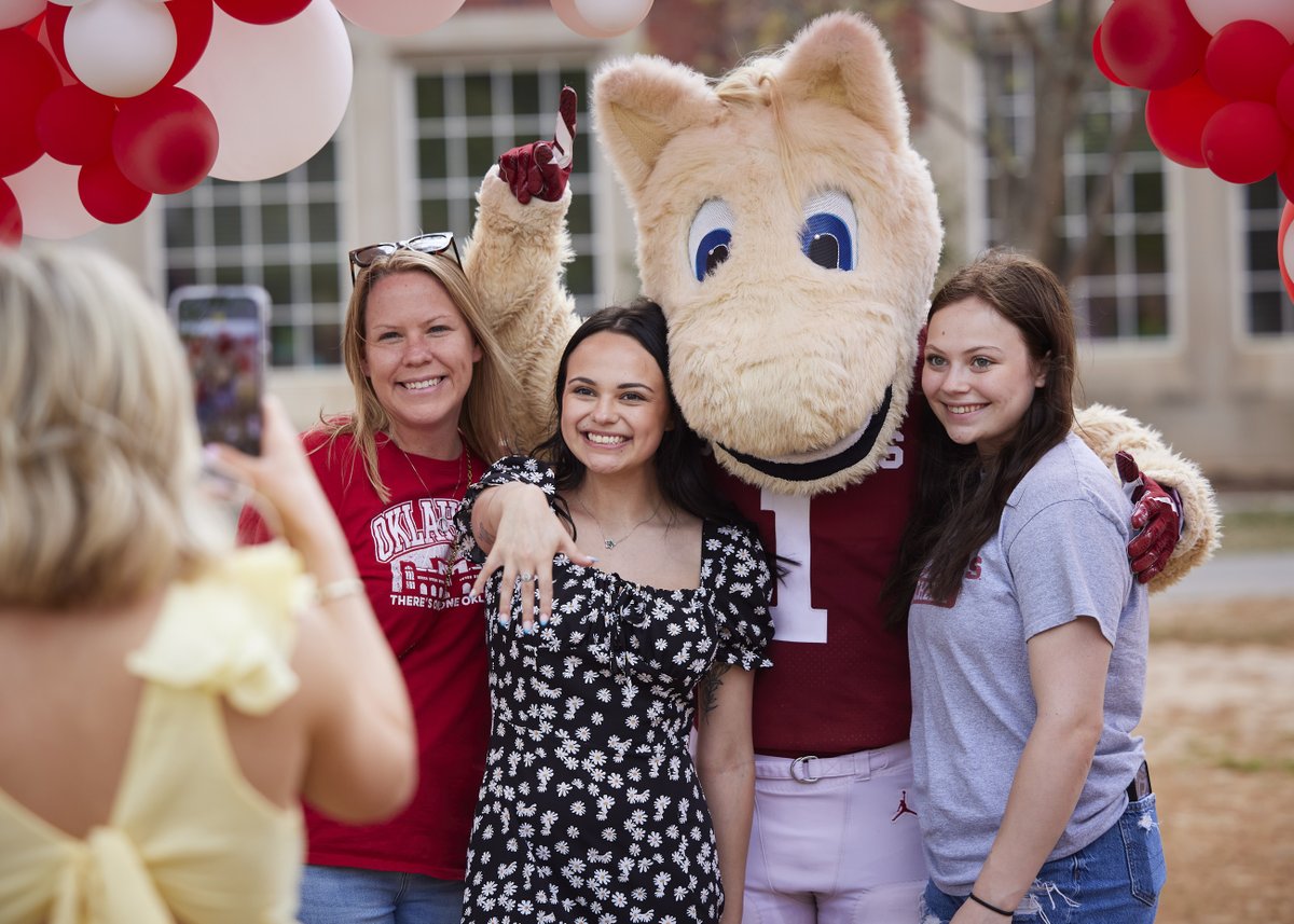 OU_Alumni's tweet photo. Last week we gathered to honor this years #OURing recipients. The OU Ring tells a story, a story of people, place and possibility. At OU, anything is possible! https://t.co/1hCx8XEo72