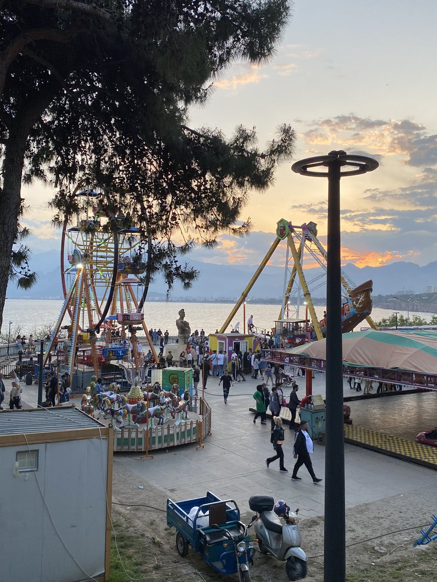 Dünyanın en güzel şehrinin en güzel parkının içerisindeki şu garabete hanginiz onay verdi bir söyleyin. <a href="/AntalyaValilik/">T.C. Antalya Valiliği</a> <a href="/ANTALYABB/">ANTALYA BÜYÜKŞEHİR</a> <a href="/MuratpasaBld/">Antalya Muratpaşa Belediyesi</a>