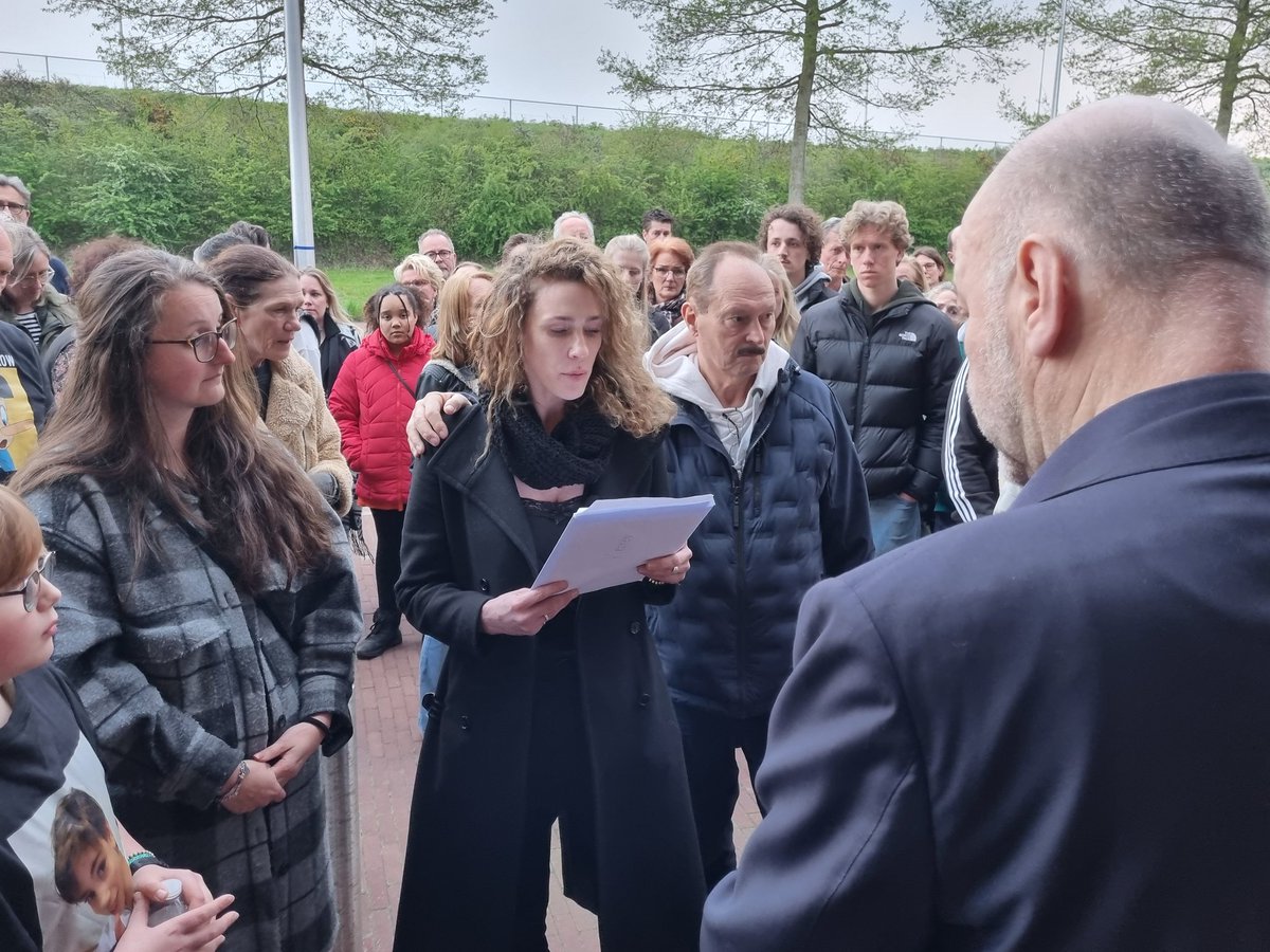TomvndrH's tweet photo. In #Leiderdorp heeft de moeder van de doodgereden Nino (12) een petitie aangeboden om de weg veiliger te maken. Tientallen mensen aanwezig. De petitie is in ontvangst genomen door nestor van de raad, Hugo Langenberg (LPL) https://t.co/J05arDr9Y4