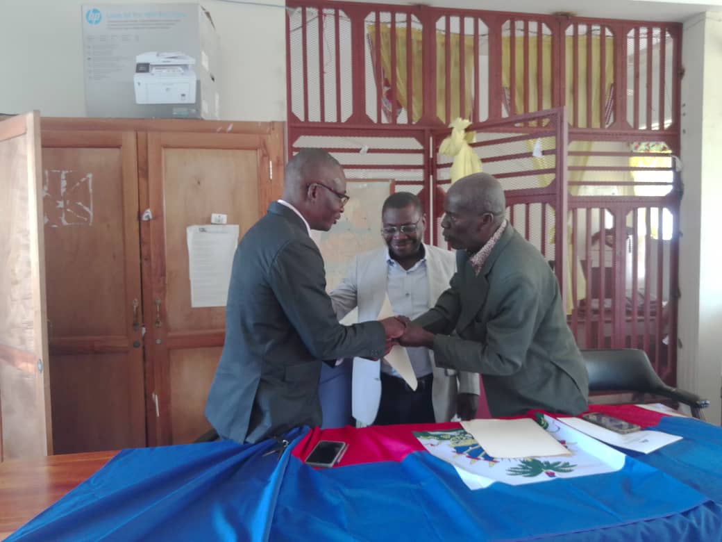 Alex Guillaimaitre, de la promotion 2000-2004 du CFEF de Port-au-Prince a été installé, ce vendredi 21 avril, à titre de coordonnateur départemental des EFACAP de la Grand'Anse. Cet élan du Ministre <a href="/nesmymanigat/">Nesmy Manigat</a> pour souder le #CFEF &amp; les EFACAP entre dans l'application du PNEF.