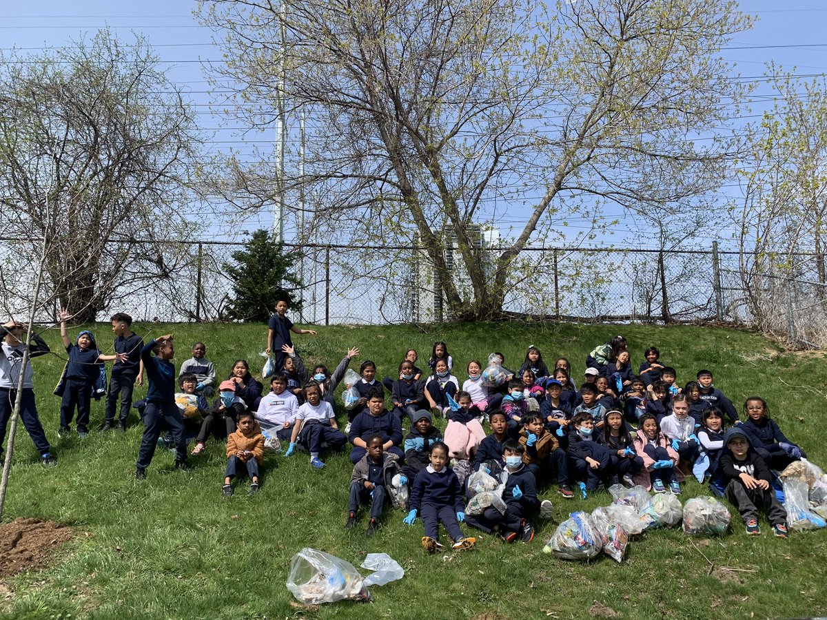 Amazing community effort at <a href="/St_JohnXX3/">St. John XXIII</a> doing a community clean up! <a href="/cityoftoronto/">City of Toronto 🇨🇦</a> #community #earthday #cleantoronto <a href="/TCDSB/">Toronto Catholic District School Board</a>