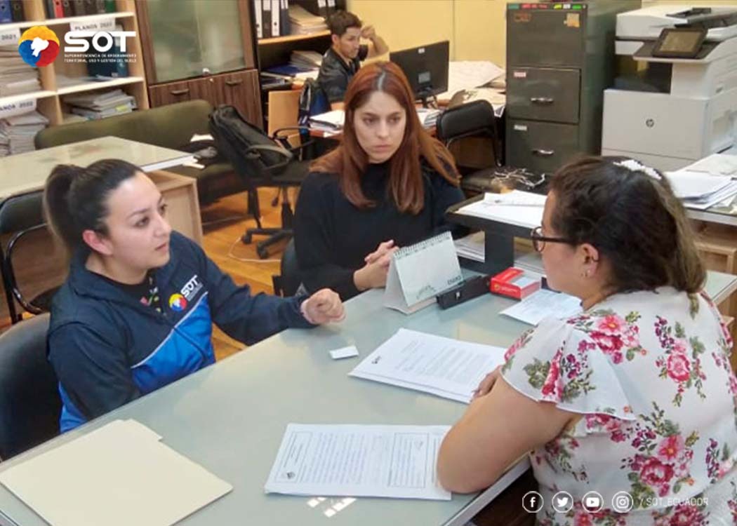 sot_ecuador's tweet photo. #SOTenTerritorio | La #Zonal6, mantuvo una reunión con el GAD Municipal de #Gualaceo, con la finalidad de tratar temas relacionados al registro de sus Instrumentos de Ordenamiento Territorial en la plataforma #IPSOT 2.0 de esta Superintendencia, tal como lo determina la ley. https://t.co/yvveRT5xpE