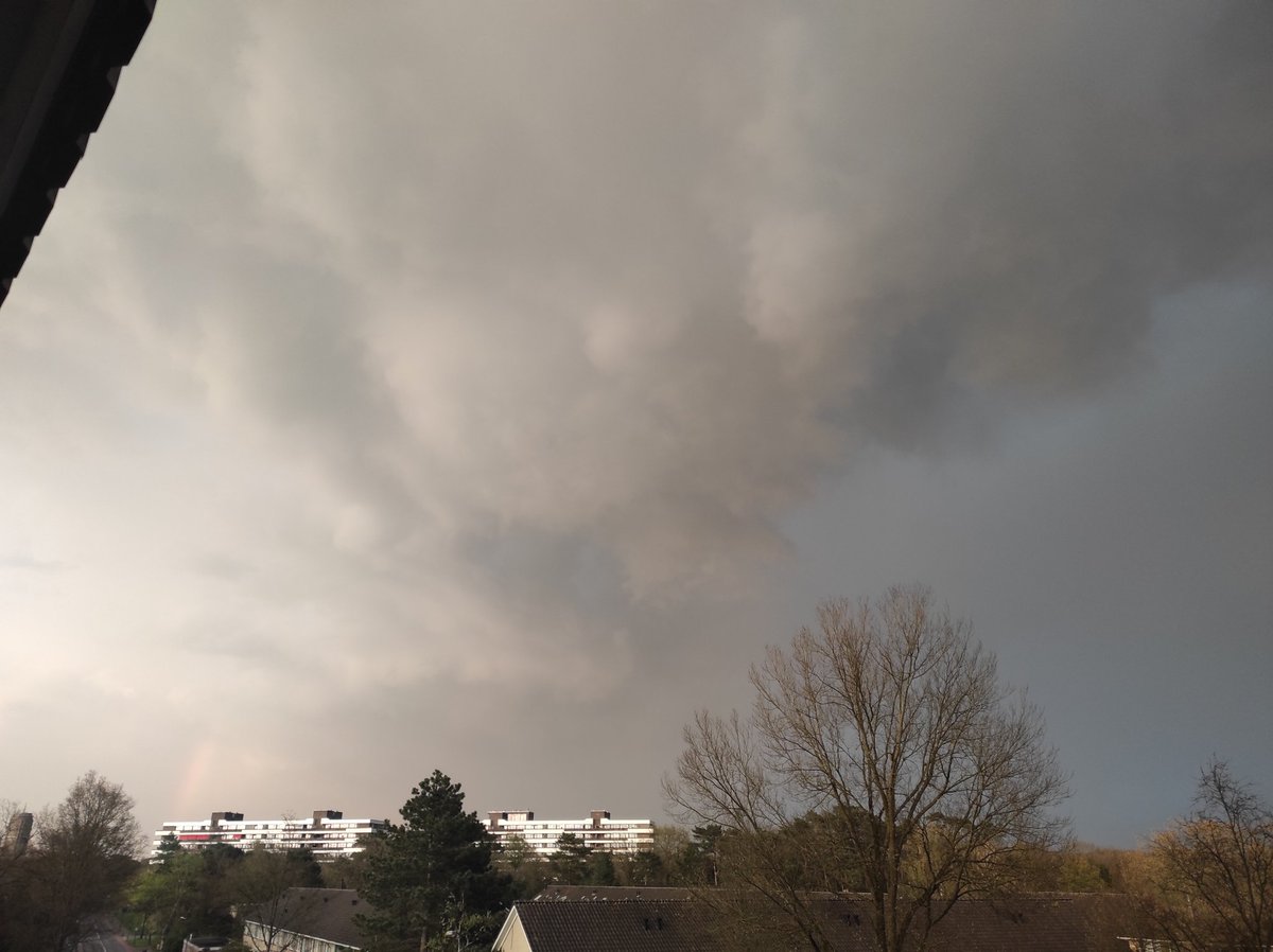 fabianvendrig's tweet photo. #Selfcloud boven #Bilthoven ? https://t.co/T1iEMcGXLV