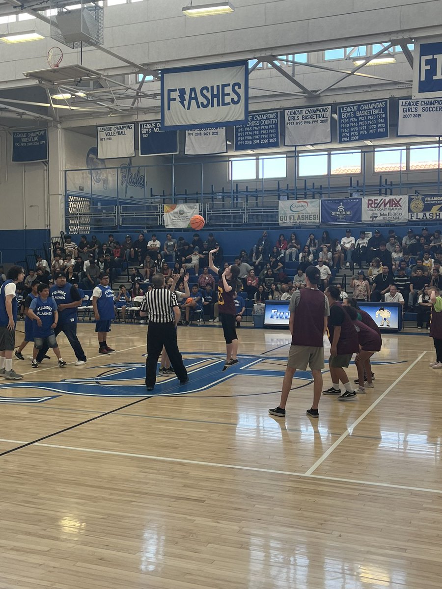 CharlieWeis455's tweet photo. Tip off at the Flashes Unified Basketball game vs Simi Valley Pioneers Unified team! 

As an Education Specialist this stuff make my heart full! 🏀💙🤍

Not an empty seat in the house to cheer on our fellow Flashes students. 

#DisabilitiesAwarenessWeek
#Inclusion

@FUSDFlashes @FlashesAthletic @vcspreps