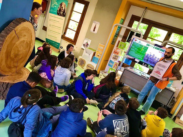 MAcAMuseo's tweet photo. Si è conclusa oggi al #MAcA l’appuntamento con #RicicloAperto @comieco.

Due giorni dedicati alle scuole con protagonisti carta e cartone, alla scoperta della filiera degli imballaggi di cellulosa e dell’importanza di dare una seconda vita alle cose. 
#paperweek #carta #cartone https://t.co/afC9fyFvPE