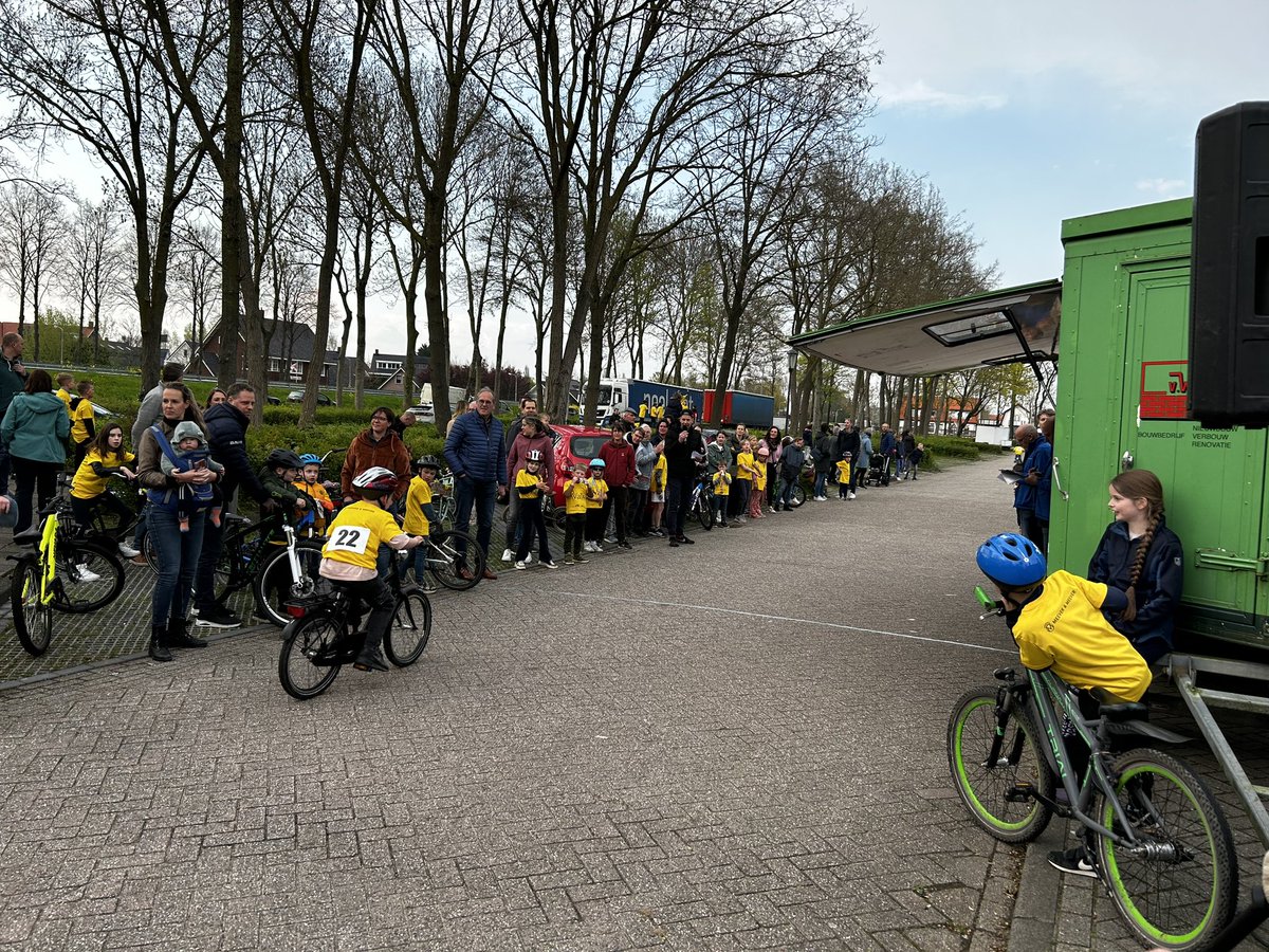 Gaaf te zien hoe in Lexmond de jonge jeugd enthousiast deelneemt aan de georganiseerde dikke banden race.