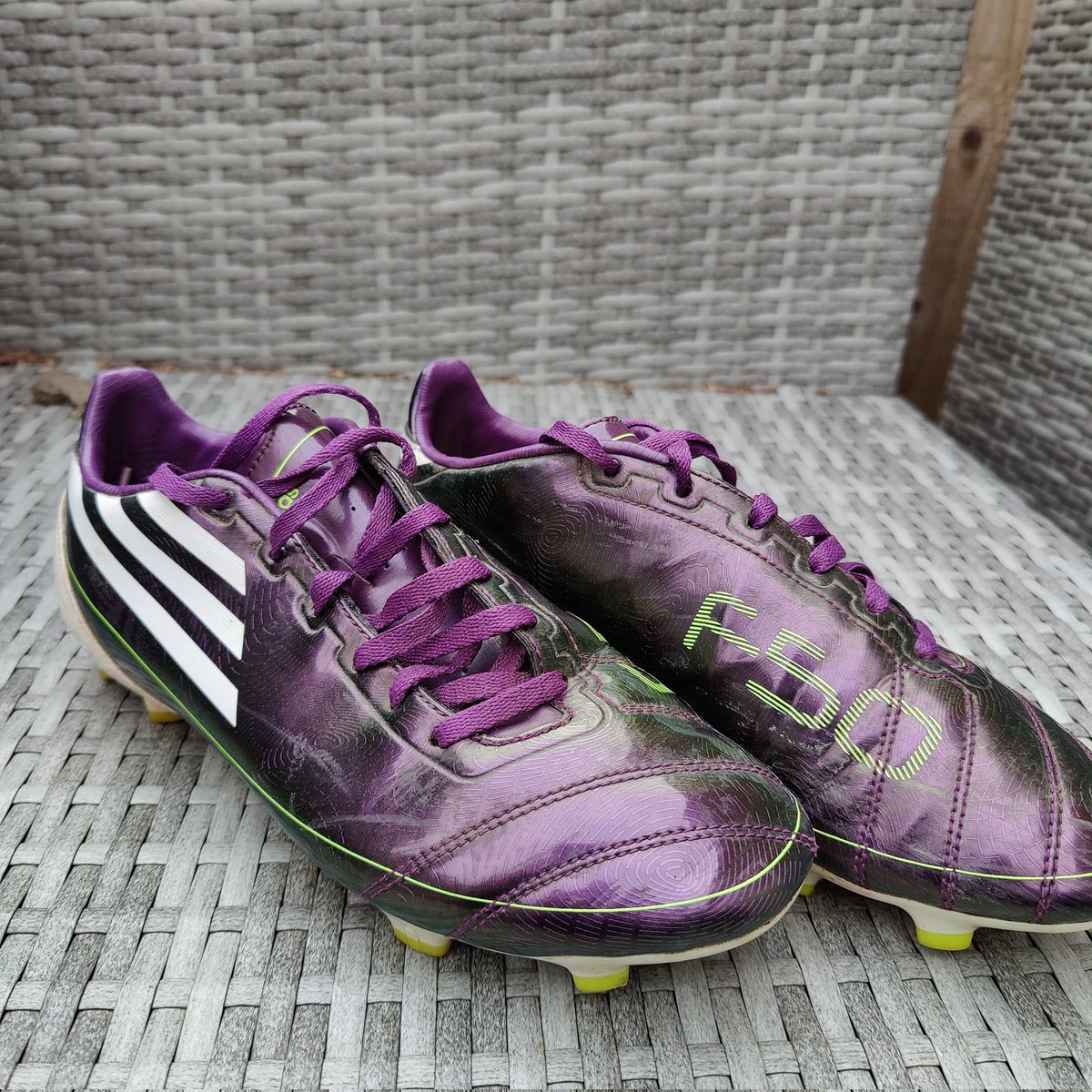 alicelikesfood's tweet photo. 13 years ago my gran bought me a pair of F50 chameleon boots for over £100. I thought I was the bees knees playing in them. They lasted me about 6/7 years. Came across these in my size on vinted for £20 and I just couldn't resist 🤣😍🤤 #F50s #messi #boots https://t.co/fbfeeMFNAh