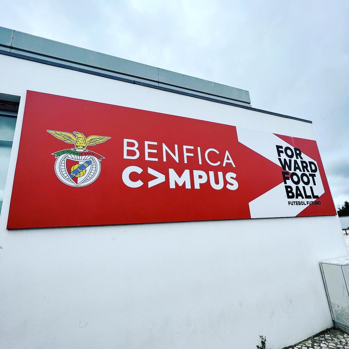 Luke_Jonesy97's tweet photo. Day 1 in Portugal ⚽️🇵🇹. A fantastic first day visiting @slbenfica_en &amp; working with their academy coaches. Looking forward to day 2 tomorrow! ✅ #Portugal #Benfica #ProDirectAcademy https://t.co/HwJHu9KbN4