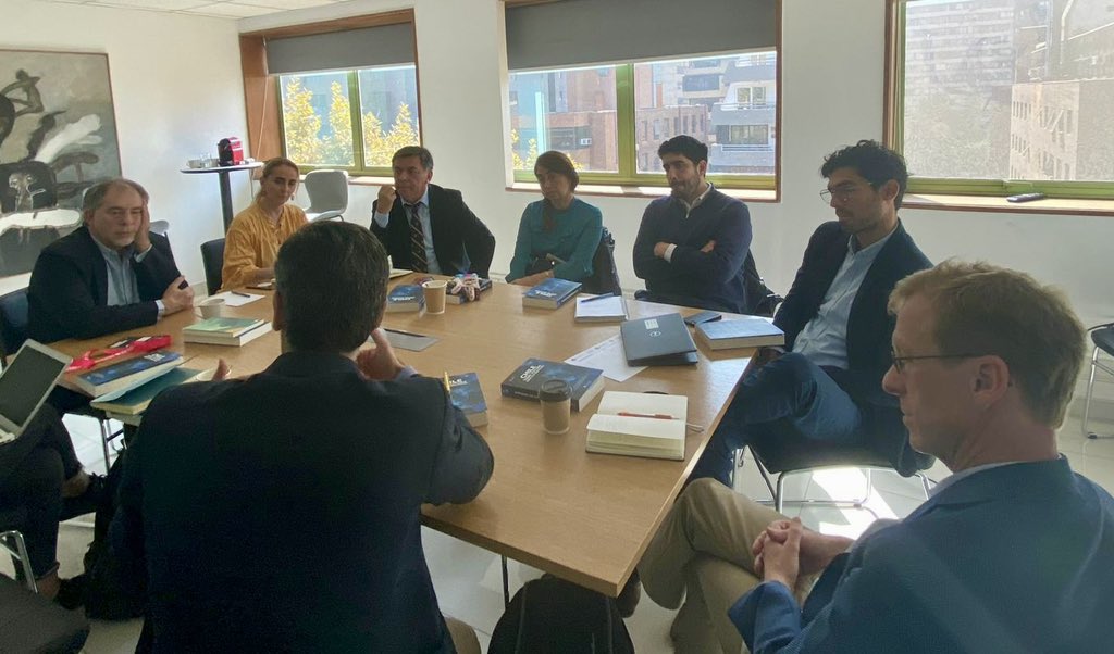 ippnorte's tweet photo. 📍Santiago
Continúa la agitada agenda de reuniones de la @OECD_local e IPP con autoridades nacionales. Se generó encuentro con el representante del Ministerio de Hacienda y luego con Fundación Encuentros del Futuro, vinculando la estrategia para establecer una gobernanza regional https://t.co/6bdrsUs9RK