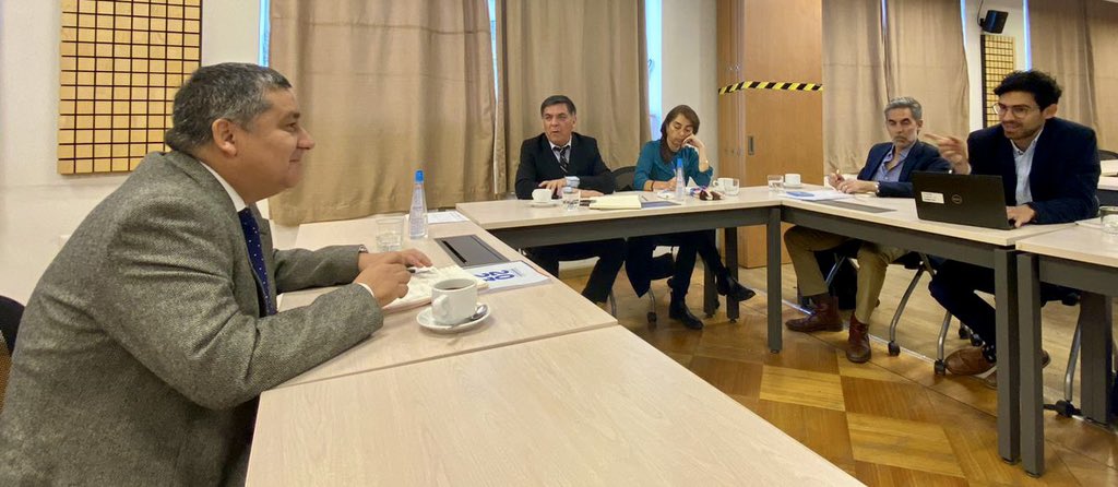 ippnorte's tweet photo. 📍Santiago
Continúa la agitada agenda de reuniones de la @OECD_local e IPP con autoridades nacionales. Se generó encuentro con el representante del Ministerio de Hacienda y luego con Fundación Encuentros del Futuro, vinculando la estrategia para establecer una gobernanza regional https://t.co/6bdrsUs9RK