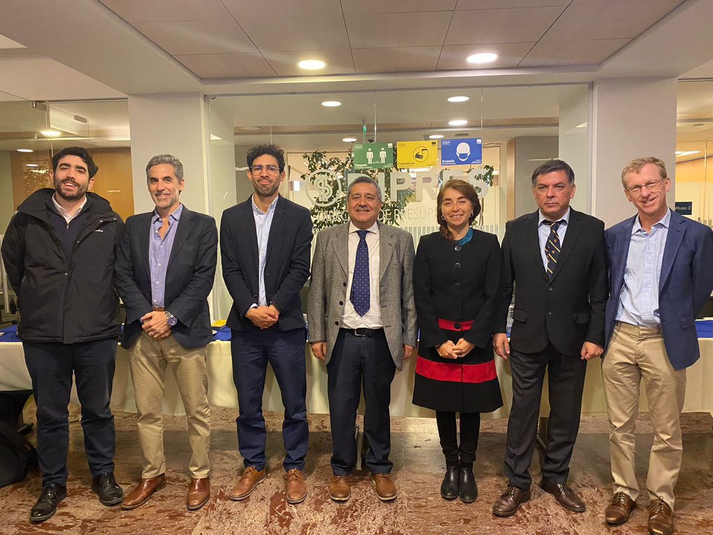 ippnorte's tweet photo. 📍Santiago
Continúa la agitada agenda de reuniones de la @OECD_local e IPP con autoridades nacionales. Se generó encuentro con el representante del Ministerio de Hacienda y luego con Fundación Encuentros del Futuro, vinculando la estrategia para establecer una gobernanza regional https://t.co/6bdrsUs9RK