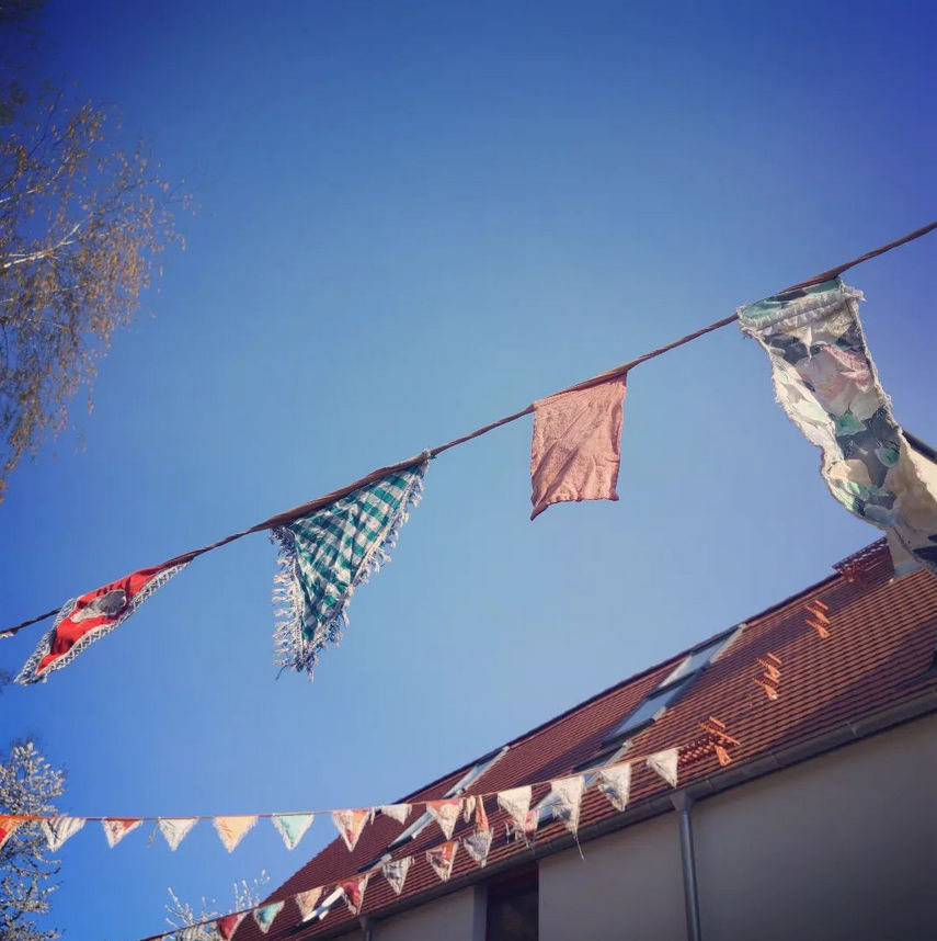 Heute haben wir schon mit dem Schmücken begonnen - morgen steigt das #LaViaCampesina-Frühlingsfest in #Sehlis im Rahmen der #AktionswocheLaViaCampesina2023 gemeinsam mit den anderen #Solawi-Kooperativen in und um #Taucha. Hier das Programm: rotebeete.org/2023/03/22/akt… #Nordsachsen