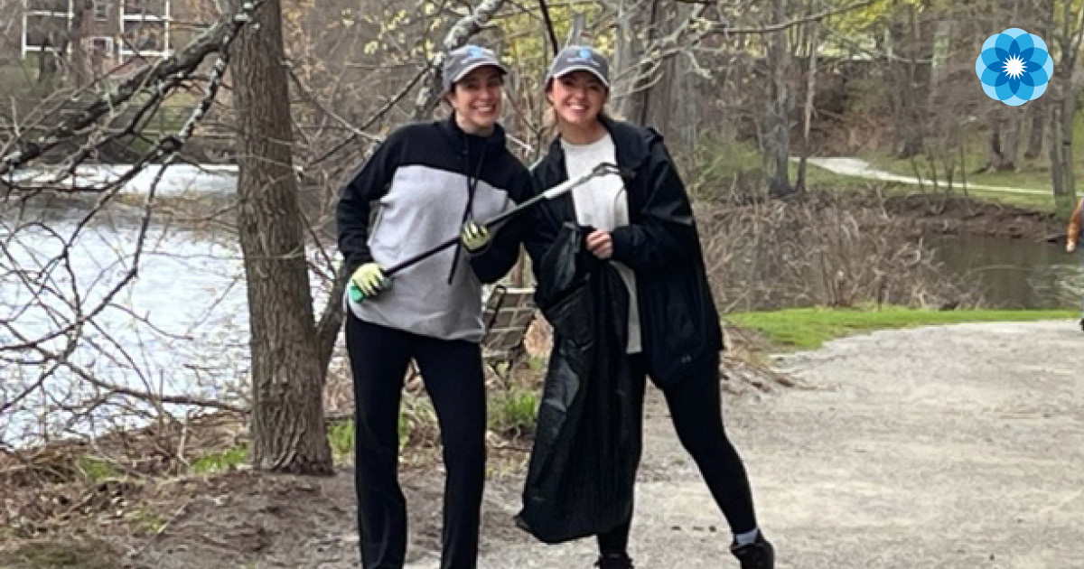 simon_group's tweet photo. As we celebrate #EarthDay, a few team members put on their gardening gear to help with clean up and planting around our office complex here in North Andover. Thanks for chipping in to make a difference!

#InvestInOurPlanet #EarthDay #VolunteerWork #NorthAndover https://t.co/J3B4paqPMG