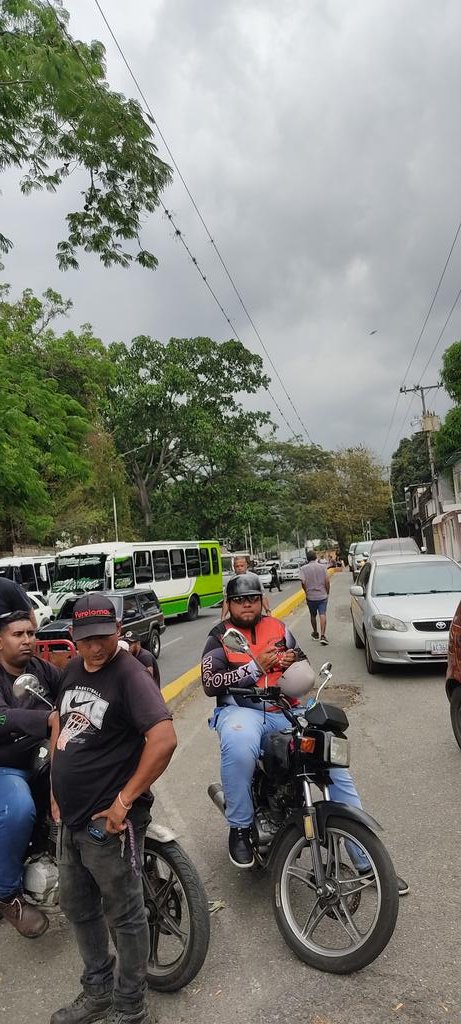 aragua_resteada's tweet photo. ATENCIÓN @CorpoelecInfo @Soykarinacarpio @PoliciaAragua @policia @amigosdemcy1 en estos momentos trancada la Av. Las Delicias a la altura del Colegio Internacional por la comunidad de Camburito por la caída de unos fusibles y sin energía eléctrica desde hace 16 horas https://t.co/xa2Zme1ZhK