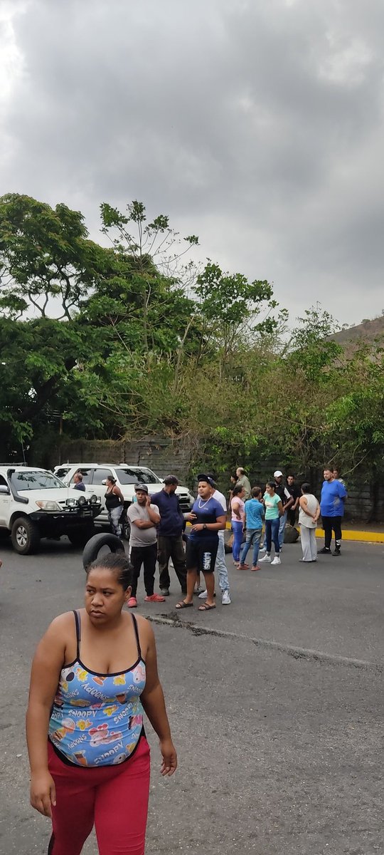 aragua_resteada's tweet photo. ATENCIÓN @CorpoelecInfo @Soykarinacarpio @PoliciaAragua @policia @amigosdemcy1 en estos momentos trancada la Av. Las Delicias a la altura del Colegio Internacional por la comunidad de Camburito por la caída de unos fusibles y sin energía eléctrica desde hace 16 horas https://t.co/xa2Zme1ZhK