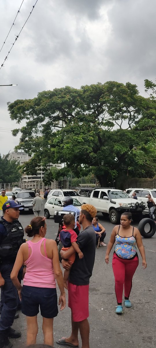 aragua_resteada's tweet photo. ATENCIÓN @CorpoelecInfo @Soykarinacarpio @PoliciaAragua @policia @amigosdemcy1 en estos momentos trancada la Av. Las Delicias a la altura del Colegio Internacional por la comunidad de Camburito por la caída de unos fusibles y sin energía eléctrica desde hace 16 horas https://t.co/xa2Zme1ZhK