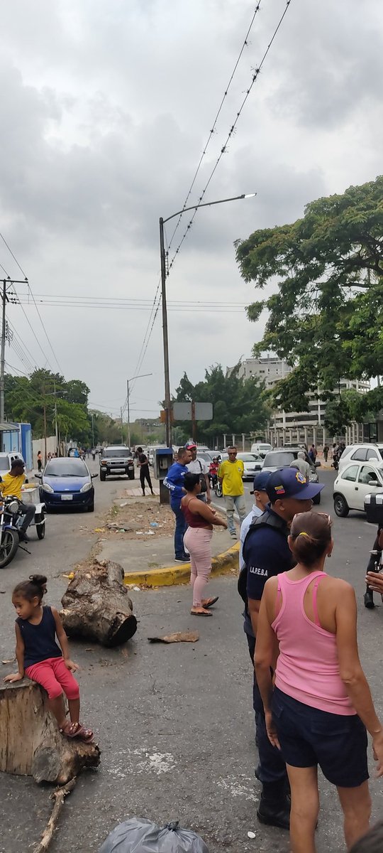 ATENCIÓN <a href="/CorpoelecInfo/">Corporación Eléctrica Nacional</a> <a href="/Soykarinacarpio/">Karina Carpio</a> <a href="/PoliciaAragua/">Policia Aragua</a> <a href="/policia/">Policía Nacional</a> <a href="/amigosdemcy1/">Alcaldía de Girardot</a> en estos momentos trancada la Av. Las Delicias a la altura del Colegio Internacional por la comunidad de Camburito por la caída de unos fusibles y sin energía eléctrica desde hace 16 horas