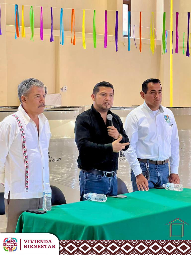 ViBien_GobOax's tweet photo. El día de hoy, el Director General de Vivienda Bienestar, @EnriqueFR61, fue invitado para atestiguar la entrega de contenedores de agua a las y los agremiados del #SNTSS, sección XXVIII Oaxaca, encabezado por el Secretario General Lic. Luis Enrique Cabrera Ramírez. https://t.co/8ZKhsRNnaa