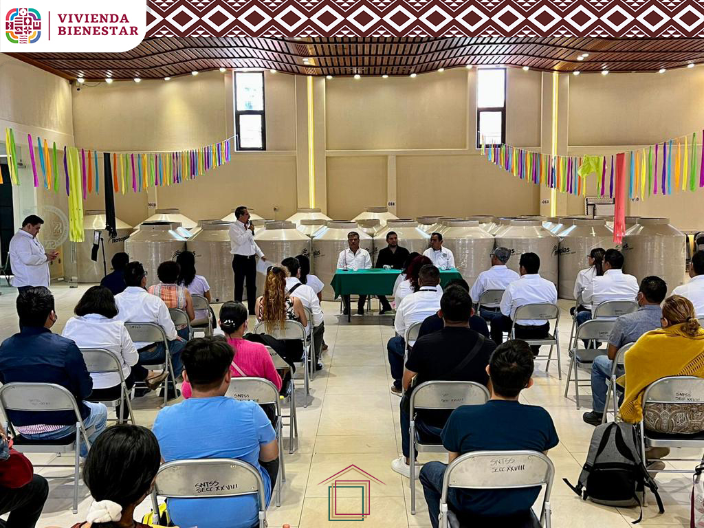 ViBien_GobOax's tweet photo. El día de hoy, el Director General de Vivienda Bienestar, @EnriqueFR61, fue invitado para atestiguar la entrega de contenedores de agua a las y los agremiados del #SNTSS, sección XXVIII Oaxaca, encabezado por el Secretario General Lic. Luis Enrique Cabrera Ramírez. https://t.co/8ZKhsRNnaa