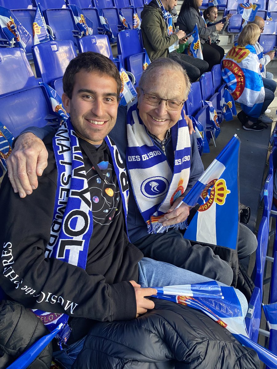 APasteller's tweet photo. 5 anys després torna al camp!! 
Avui sí!! @RCDEspanyol 
#rcde https://t.co/4rq08q8LkF