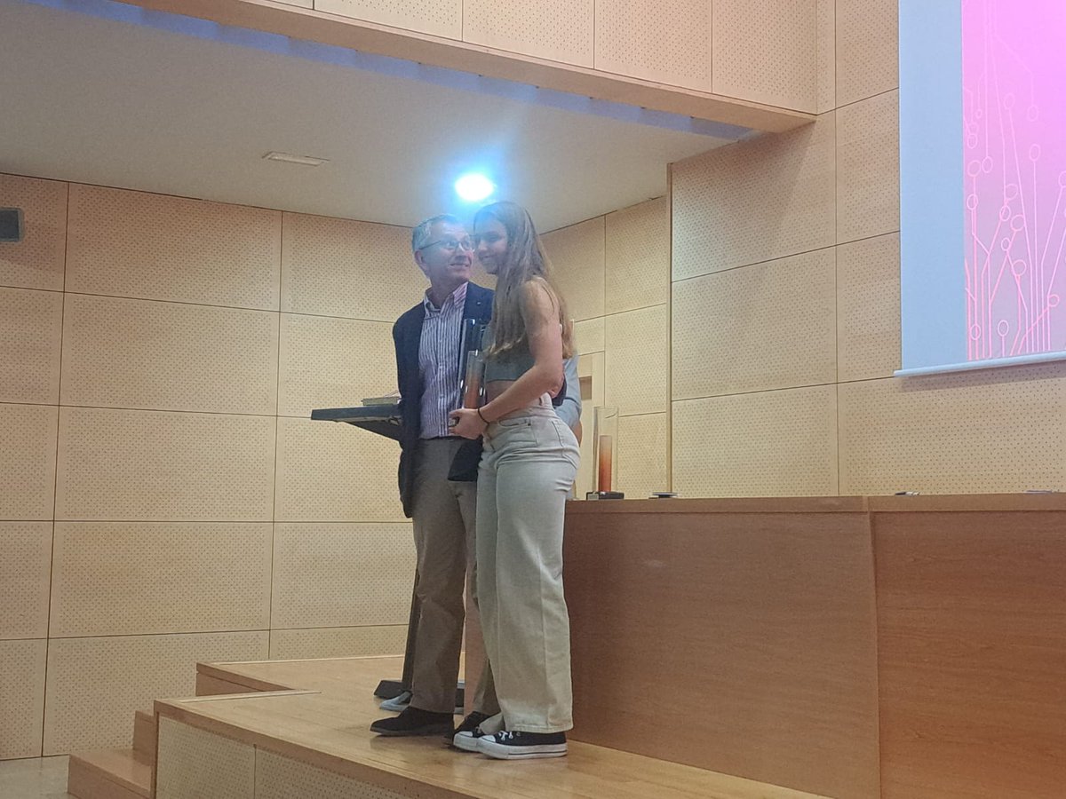 Que gran placer poder entregar el premio a la mejor atleta joven de la COMUNIDAD DE MADRID que a una de tus atletas.