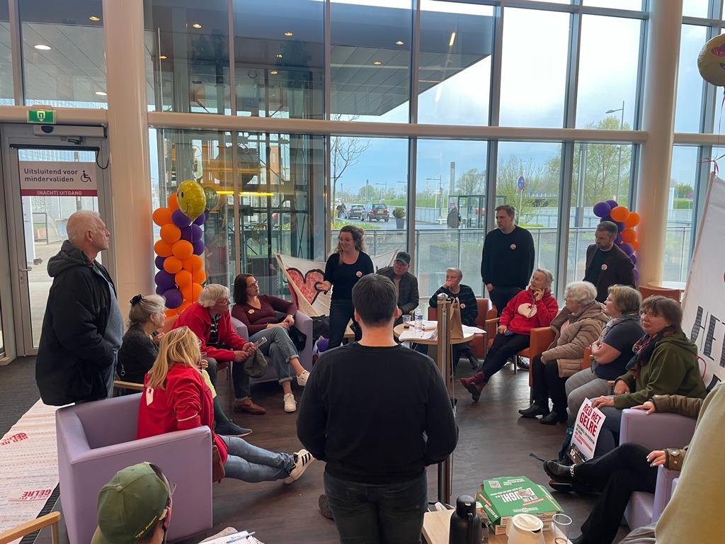 Overwinning! Directeur ziekenhuis zwicht,  en gaat in het openbaar in gesprek over hoe hij het Gelre wil openhouden. In actie komen werkt. 💪

Kom daarom morgen om 12.00 uur naar het ziekenhuis en neem iedereen mee. Wij laten zien dat hij ons ziekenhuis niet zomaar kan sluiten.