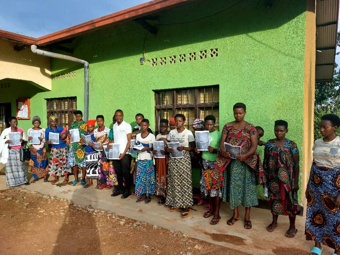 fmiubumuntu's tweet photo. It was amazing day at GISAGARA district in NYANZA sector!
 Where  FMI UBUMUNTU in partner with #INALEADERS trained single mothers, in order to help them having strength and building their resilience and being able to solve their own problem that makes them to become independent https://t.co/ZPJTJmnZZc