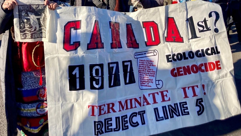 MN350Action's tweet photo. Tell Canadian Ministers to stop misusing the 1977 Transit Pipelines Treaty: https://t.co/63baVwNHVk
#StopLine5 #ActOnClimate #ClimateAction #ClimateJustice
#EnergyWeCantAfford #EnvironmentalJustice #KeepItInTheGround #NoTarSands #PeopleOverProfit #WaterIsLife https://t.co/2dhIZKPPOY