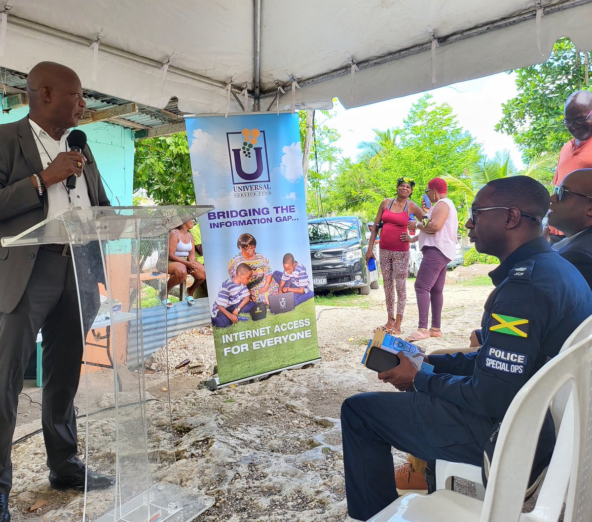 MalahooForteMP's tweet photo. #ConstituencyHappenings #StJamesWestCentral #TuckerHill #CommunityWifiLaunch| Partnering with @usfjamaica to provide free broadband connectivity to the digital highway. #FreeInternetAccess for students and other residents in remote areas. #BetterPolicies #BetterOutcomes https://t.co/VRy0pVEa4a