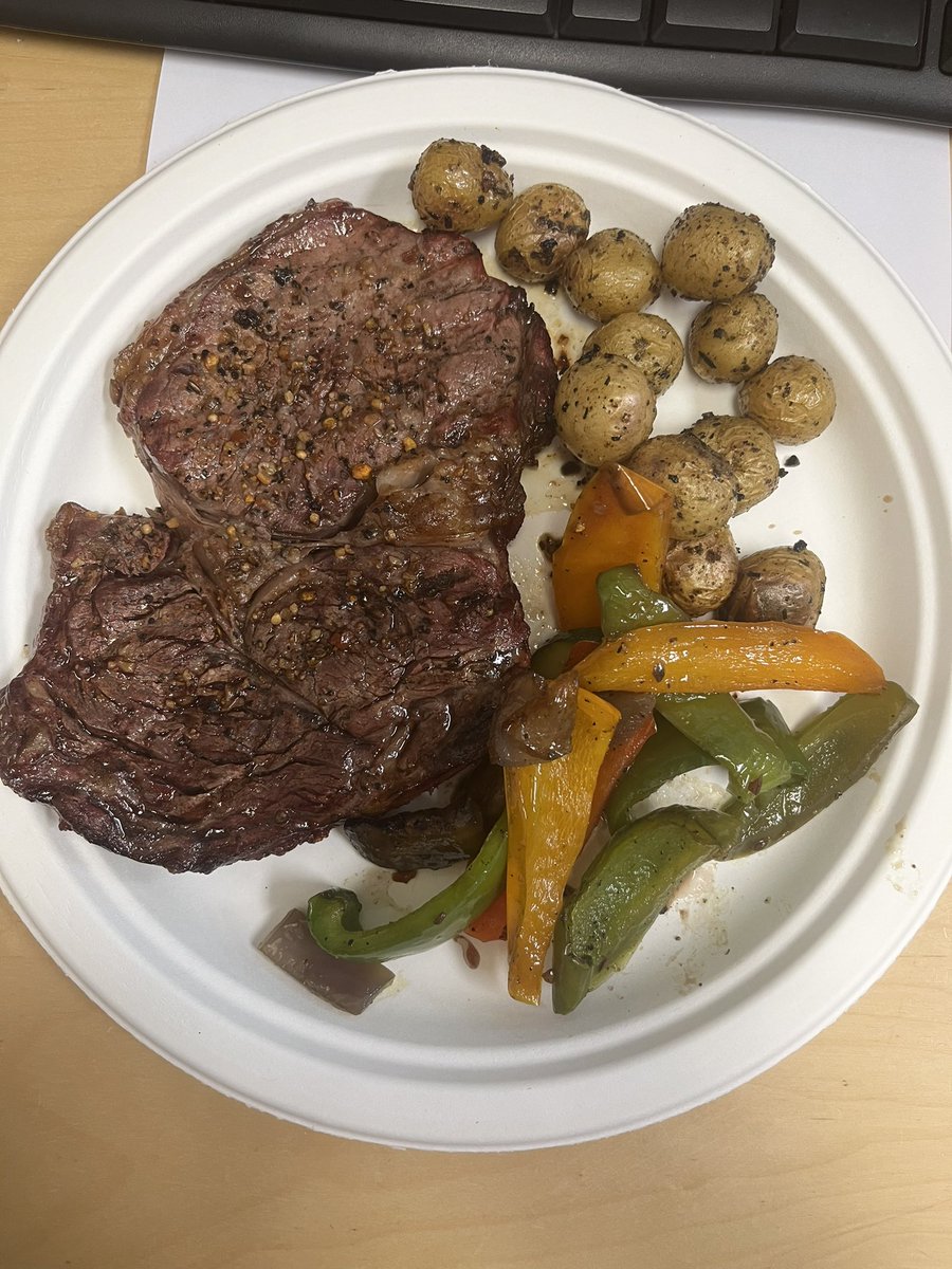 ShineCrimsonbee's tweet photo. Lunch at work
#tragger #Ag https://t.co/wrv8zxdAgC