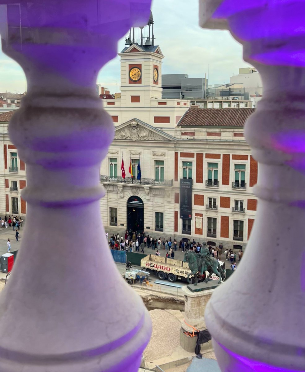 🆕 Carlos III se instala más cerca de #Puertalsol y se suma a la vista más icónica del #km0 📍😄