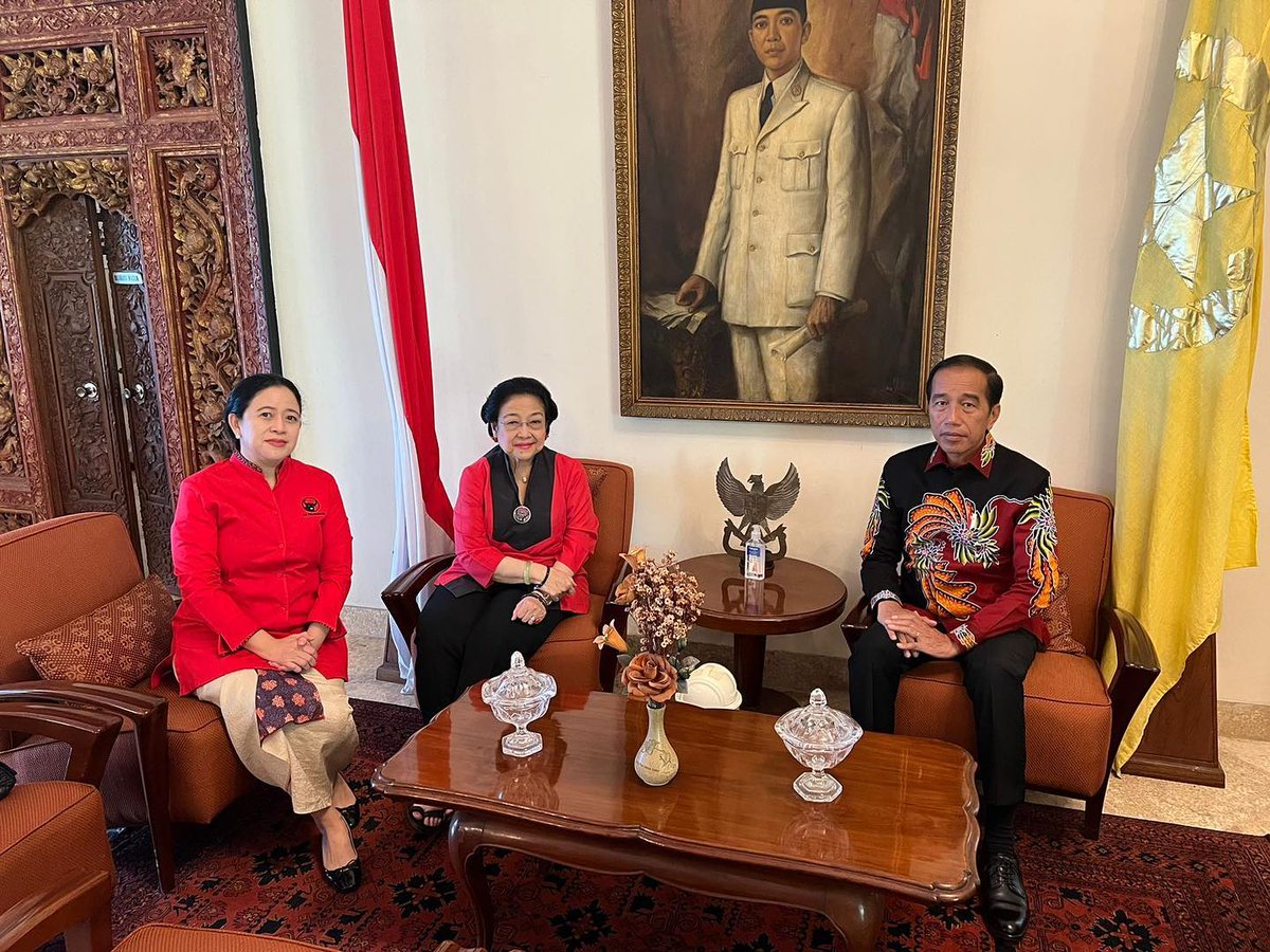 puanmaharani_ri's tweet photo. Cocok yaa kalau diberi judul “Bersama 3 Presiden” 😊😊

Di depan lukisan Presiden pertama RI, bersama Presiden ke-5 Ibu Megawati (sekaligus Ketua Umum PDI Perjuangan) dan Presiden Joko Widodo @jokowi https://t.co/iG4DnG7Md4