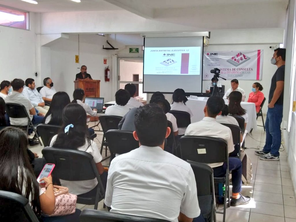 INE_Chiapas's tweet photo. El #Distrito12Tapachula presentó el Sistema de Consulta de la Estadística de las Elecciones #SICEE a estudiantes de la Universidad Tacaná, con sede en #Tapachula #Chiapas, herramienta que podrán utilizar con fines educativos y de investigación. 
📲 👉 https://t.co/CQxBWF3bQY https://t.co/VetiLndSbG