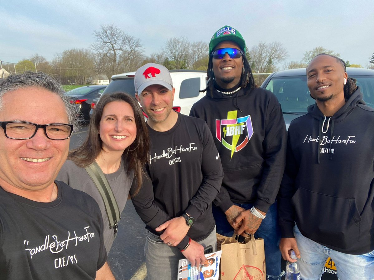 StevieJohnson13's tweet photo. Gifts for @SmallwoodDrive ⚡️ 📚 🍪 https://t.co/hyHzaFGpp5