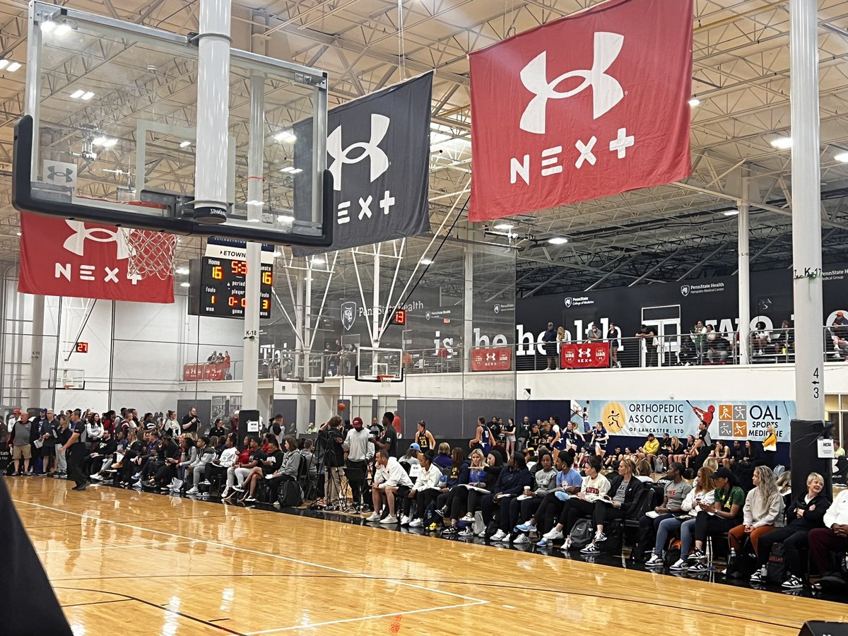 BelowTheRimOK's tweet photo. This is not our game but i can still say college row!!! #platformmatters @UANextGHoops https://t.co/yxvTr8GZBL