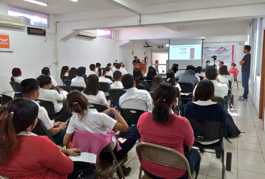 INE_Chiapas's tweet photo. El #Distrito12Tapachula presentó el Sistema de Consulta de la Estadística de las Elecciones #SICEE a estudiantes de la Universidad Tacaná, con sede en #Tapachula #Chiapas, herramienta que podrán utilizar con fines educativos y de investigación. 
📲 👉 https://t.co/CQxBWF3bQY https://t.co/VetiLndSbG