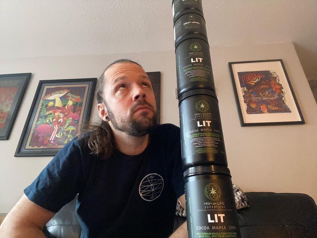 Highonlifefood's tweet photo. @ash_revocation the drummer of @revocation and @3iob towers above the competition 🔥 🤘

#ashpearson #revocation #drums #drummers #3inchesofblood #highonlifesuperfoods #highonlife #lit #nextlevel #deadly #superfoods #futurefoods #heavymetalmusic #energy #greens #plantbased https://t.co/JxjhhjzMCg