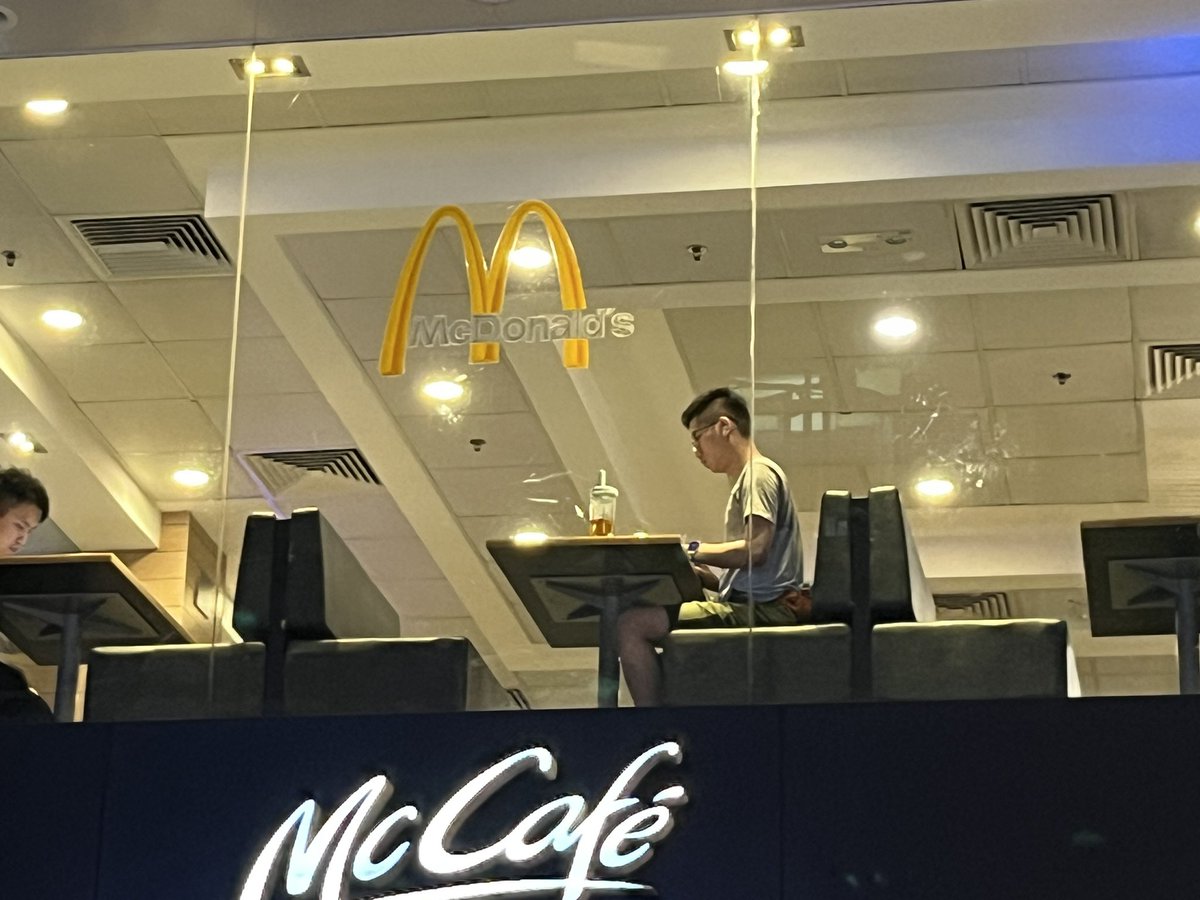 VEND_Elio's tweet photo. 短褲臻 #上完堂要係M記一邊食薯條一邊做嘢回氣 https://t.co/UzUmRYxzcF