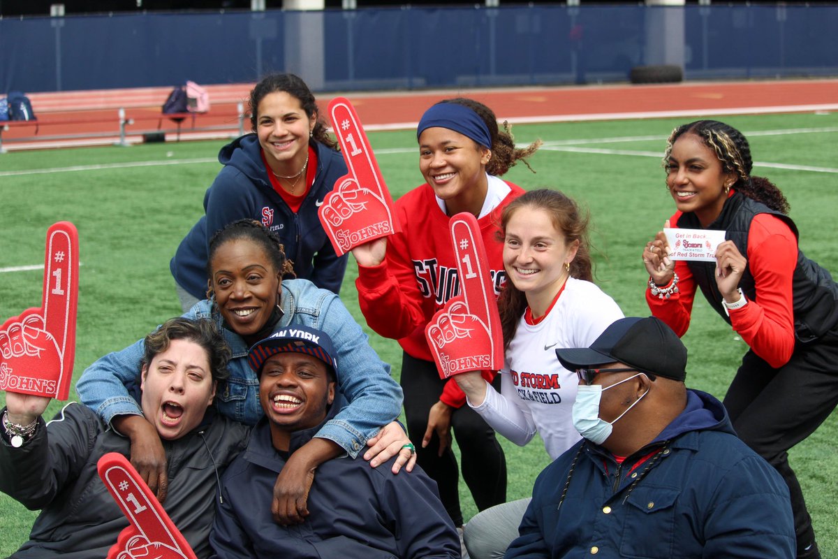 StJohnsTFXC's tweet photo. Rounding out Student-Athlete Community Service Week with our QCP family! #SJUTF #serviceweek https://t.co/PkMoFdIdVP