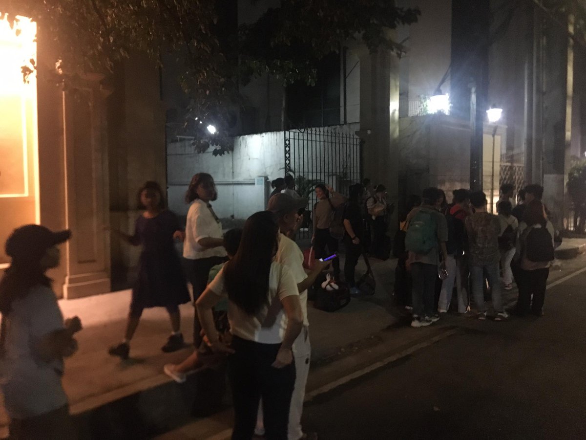 BREAKING: Around 20 Behavioral Science students are currently stranded in CAS as of 2 AM. The students were set to take buses to Banaue for fieldwork, but when the vehicles arrived, seats could not accommodate all those present.