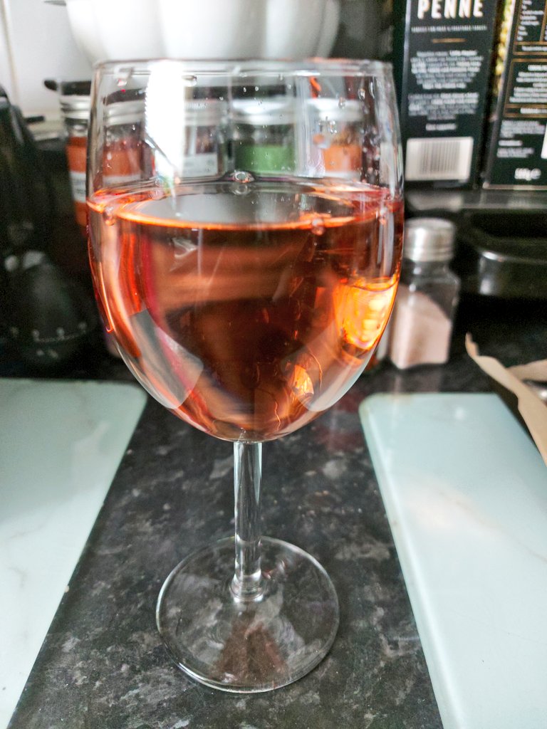 Cheers ma dears🫶🏽🍷🥰🌱
#wine #rosè #veganwine #italianwine #rosèwine 
#wineoclock #cheers
#winetime #SelfLoveIsTheBestLove
#selflove