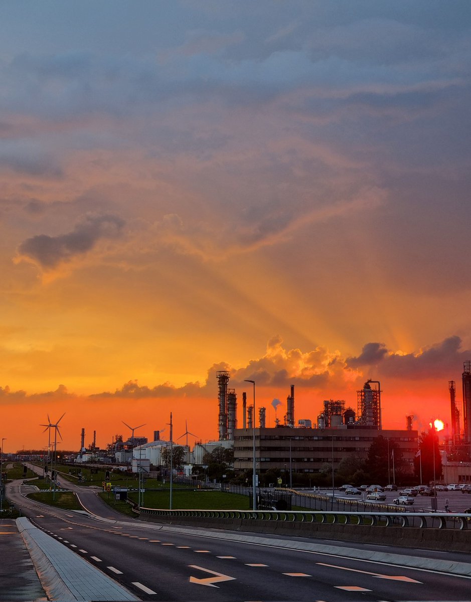 Wat een geweldig fotogenieke bui vanavond boven de #Europoort !!
<a href="/EdAldus/">Ed Aldus</a> @Talpaweer <a href="/BuienRadarNL/">Buienradar</a> <a href="/helgavanleur/">Helga van Leur ☀</a> @weermanreinier <a href="/StormchaserNL/">Wouter van Bernebeek</a>