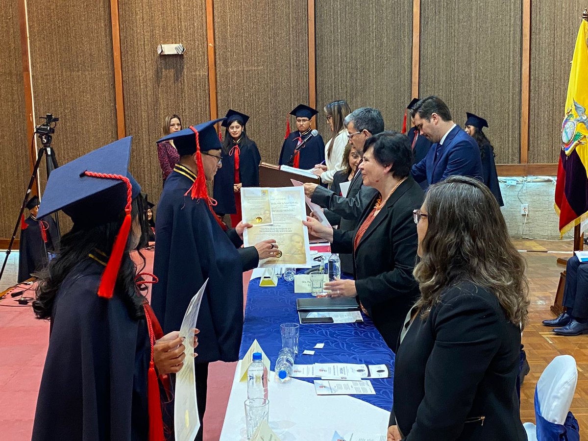 EPNEcuador's tweet photo. 🎓 #Graduados #EPN | Inicia la ceremonia de investiduras de 103 nuevos profesionales:
🧑🎓81 tecnólogos de la #ESFOT
🧑🎓18 de maestrías
🧑🎓4 de doctorados https://t.co/mMG9KjEaXm