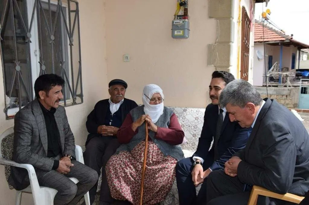 GemerekB's tweet photo. Kaymakamımız Sayın Muhammed Taha BÜYÜKSERİN, Belediye Başkanımız Remzi KILIÇDAĞI ile birlikte Ramazan Bayramı dolayısıyla aziz şehitlerimizin Ailerini ziyaret etti.
 Başkanımız Remzi KILIÇDAĞI Devletimizin her zaman şehitlerimizden kalan emanetlerin yanında olacağını belirtti. https://t.co/T8yx9L5HDO