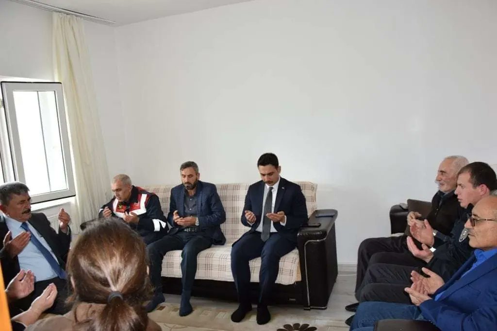 GemerekB's tweet photo. Kaymakamımız Sayın Muhammed Taha BÜYÜKSERİN, Belediye Başkanımız Remzi KILIÇDAĞI ile birlikte Ramazan Bayramı dolayısıyla aziz şehitlerimizin Ailerini ziyaret etti.
 Başkanımız Remzi KILIÇDAĞI Devletimizin her zaman şehitlerimizden kalan emanetlerin yanında olacağını belirtti. https://t.co/T8yx9L5HDO
