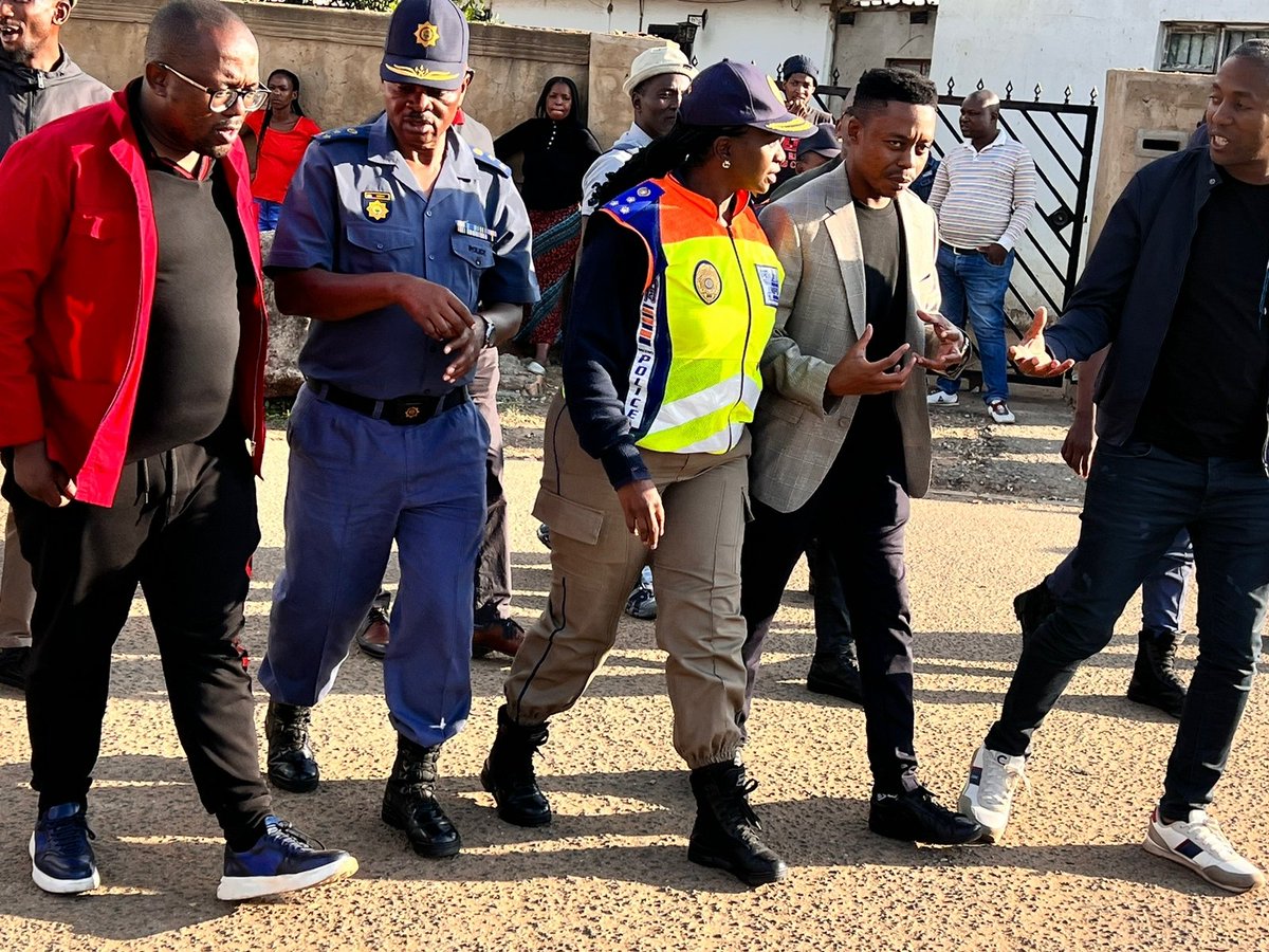 CityofJoburgZA's tweet photo. Executive Mayor, @ThapeloAmad and @PublicSafetyMMC, Mgcini Tshwaku visited the Zulu and Ndlovu families earlier today in White City, Soweto to share their sympathy and condolences #JoburgCares #JoburgMayor #PublicSafety #SaferJoburg ^NJ https://t.co/sUzusp95cg