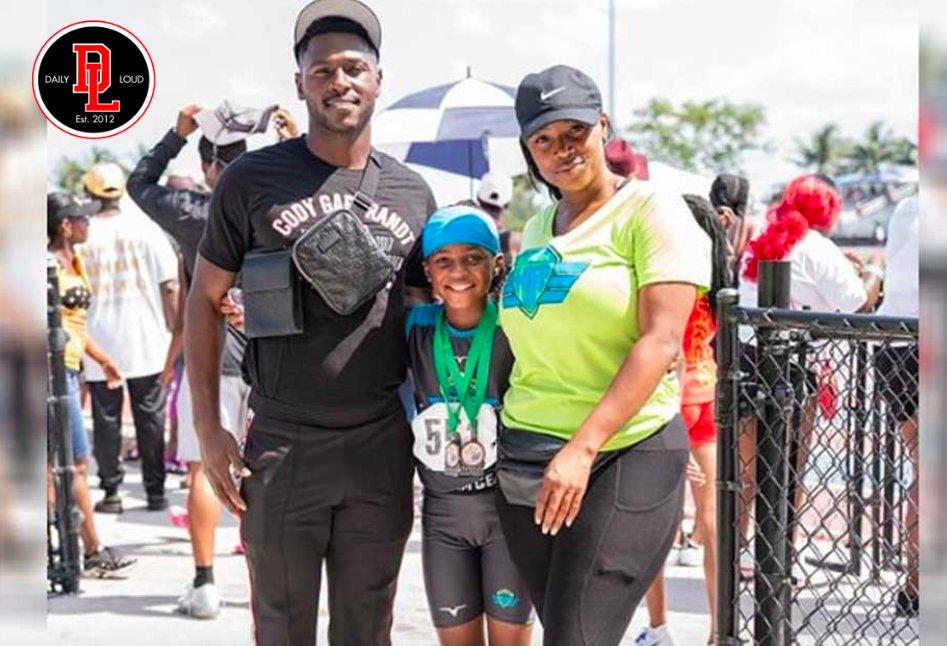 DailyLoud's tweet photo. Cops Ordered to arrest former NFL star Antonio Brown over unpaid child support. He could be released from jail if he pays a $30,000 bond, which would go toward his unpaid child support. https://t.co/SsBvZ6lcGM