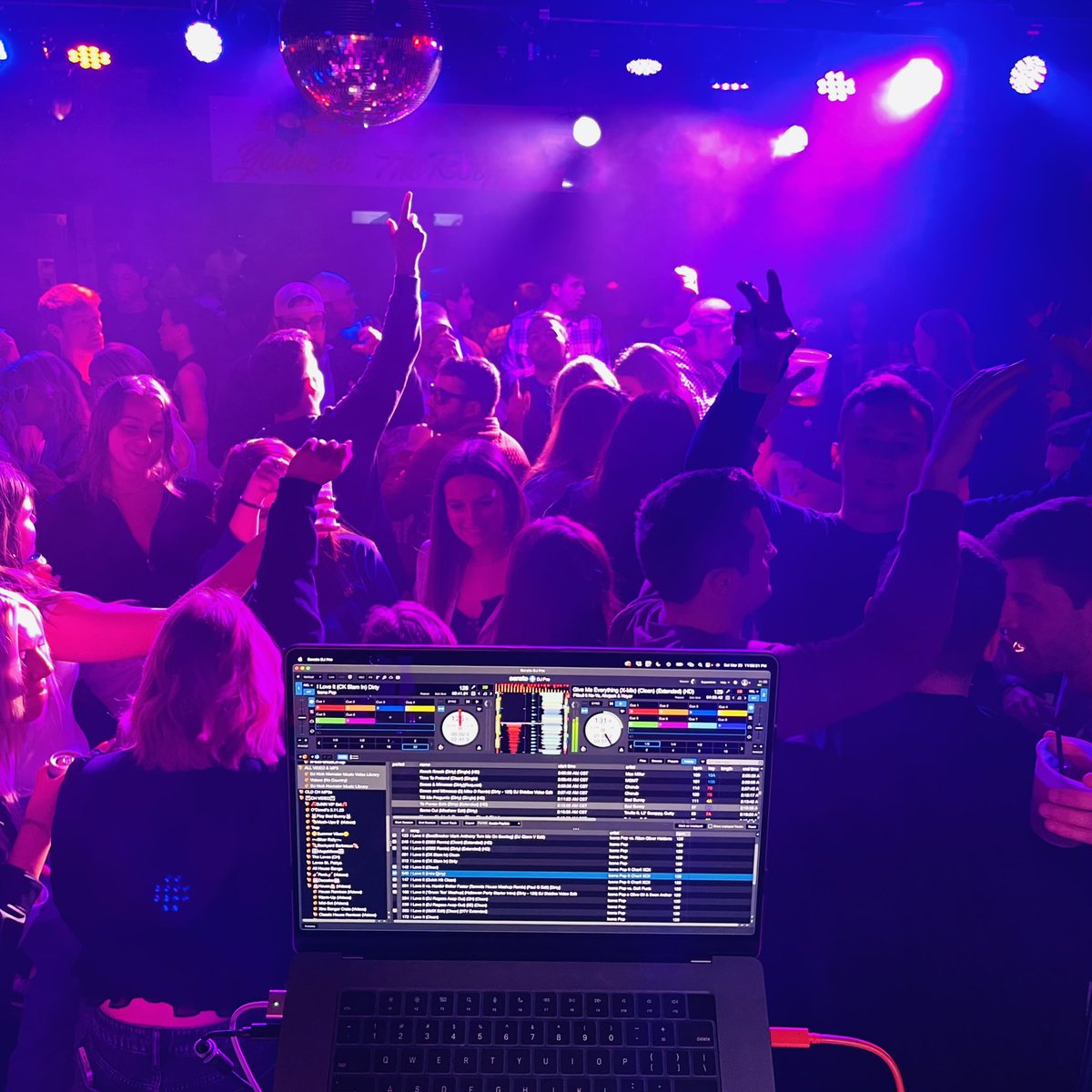 Down to my last night at #TinRoofKansasCity until I come back from my summer residencies at the Lake of the Ozarks in the fall! Catch me on the Broadway Stage tonight from 9:30pm-2:30am! 🤘😎🎶