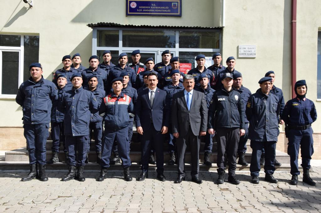 GemerekB's tweet photo. Kaymakamımız Sayın Muhammed Taha BÜYÜKSERİN, Gemerek Belediye Başkanımız Remzi KILIÇDAĞI Ramazan Bayramı sürecinde de ara vermeden görevlerini büyük bir azim ve gayretle ifa eden Emniyet, Jandarma, Hastane ve 112 sağlık hizmet personelleri bir araya gelerek Bayramlarını kutladı. https://t.co/g7uk5jnO7t